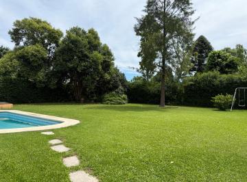 Casa · 238m² · 6 Ambientes · 4 Cocheras · Casa en Mapuche C. C