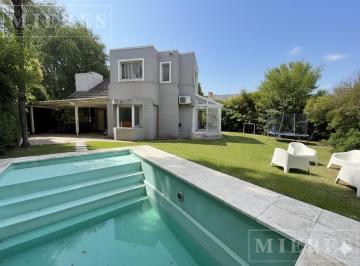 Casa · 220m² · 5 Ambientes · 1 Cochera · Casa en Alquiler de Verano en Los Horneros