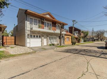 PH · 129m² · 5 Ambientes · 1 Cochera · Casa en PH 3 Dorm. Jardín Barrio Parque Bernal en Venta