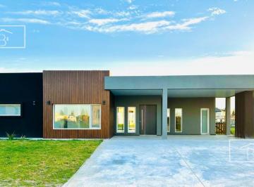 Casa · 869m² · 4 Ambientes · 3 Cocheras · Casa en Venta 4 Amb. a La Laguna en San Lucas