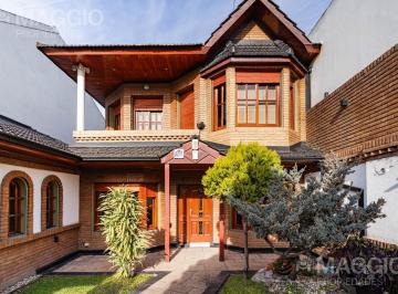 Casa · 238m² · 5 Ambientes · 4 Cocheras · Casa 5 Ambientes Venta en Tapiales