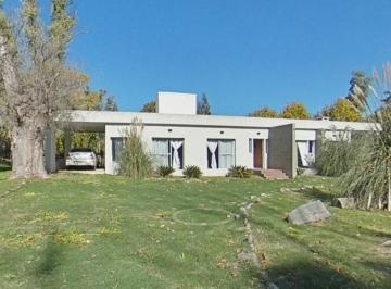 Casa · 270m² · 4 Ambientes · 1 Cochera · Casa de 4 Amb 270 m Cub, Pileta, Quincho, Cochera, Lote 2000 m