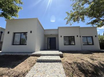 Casa · 181m² · 5 Ambientes · 4 Cocheras · Casa en Venta de 5 Ambientes con Pileta y Galería en San Matias