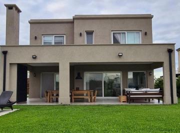 Casa · 246m² · 5 Ambientes · 2 Cocheras · Casa 4 Dorm. y Pileta a La Laguna