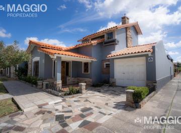 Casa · 230m² · 4 Ambientes · 2 Cocheras · Casa Venta en Ramos Mejia