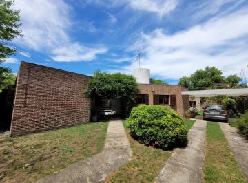 Casa · 237m² · 8 Ambientes · 2 Cocheras · Casa Venta City Bell Entre Caminos 1300 m² Parque Pileta Quincho