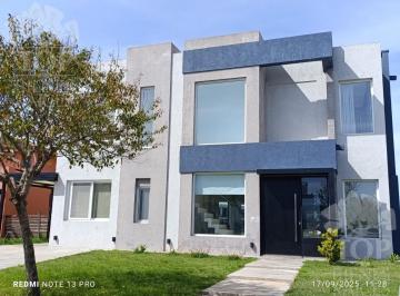 Casa · 274m² · 7 Ambientes · 1 Cochera · Casa en Alquiler Anual - El Canton Norte