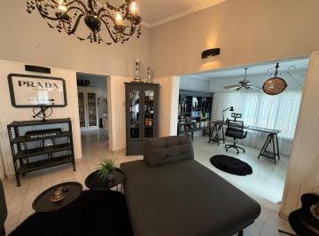 Casa · 360m² · 10 Ambientes · 2 Cocheras · Venta - Casa Excelente de 4 Dorm. con Oficina y Jardin con Pileta