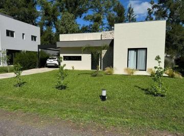 Casa Venta de 5 ambientes · Casa en Venta en La Arbolada Berazategui