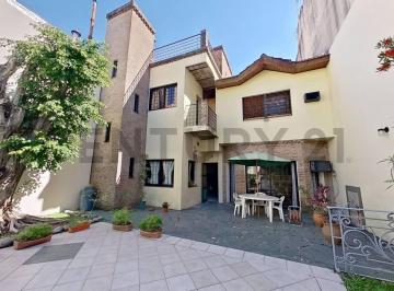 Casa · 323m² · 8 Ambientes · 2 Cocheras · Casa en Venta de 8 Ambientes en Almagro
