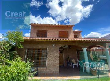 Casa · 240m² · 7 Ambientes · 2 Cocheras · Casa en Capital
