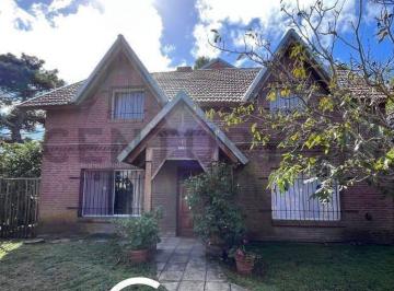 Casa · 244m² · 6 Ambientes · 1 Cochera · Casa en Villa Gesell en Venta