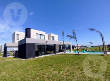 Casa · 227m² · 6 Ambientes · 2 Cocheras · Casa en Venta