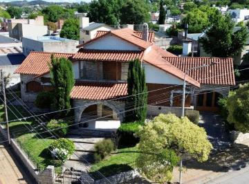 Casa de 6 ambientes, Tandil · Imponente Chalet en Esquina Ideal Vivienda o Profesional en Venta