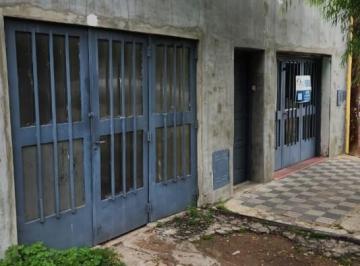 Casa · 145m² · 2 Dormitorios · 1 Cochera · Casa en Venta a Reciclar en Calle Lechiguanas! a 100 m de La Universidad Tecnologica Nacional