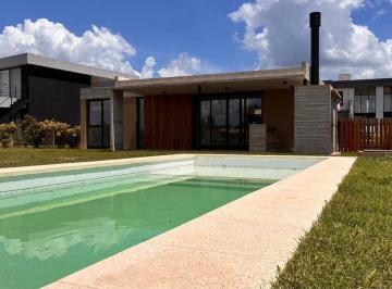 Casa · 160m² · 5 Ambientes · 2 Cocheras · Venta Casa 5 Ambientes en San Sebastián Área 7 con Pileta a Estrenar