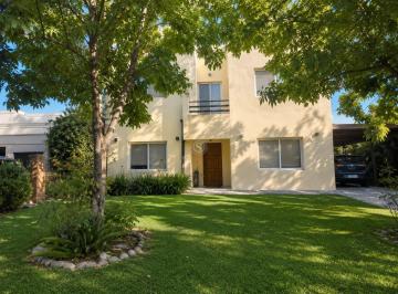 Casa · 155m² · 4 Ambientes · 4 Cocheras · Casa en Venta en Barrio San Eduardo, Pilar del Este, Pilar