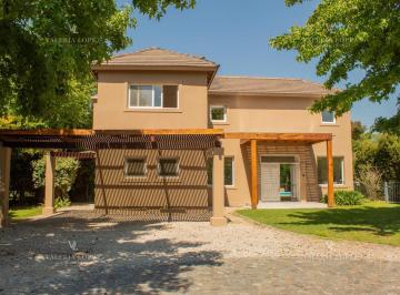 Casa · 235m² · 5 Ambientes · 2 Cocheras · Casa en Venta en Ayres de Pilar, Pilar, G. B. a. Zona Norte