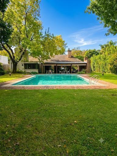 Casa · 245m² · 4 Ambientes · 3 Cocheras