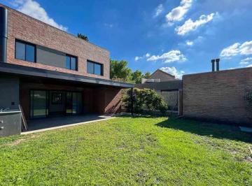 Imagen 1 - Casa en Aldea a estrenar de 3 dormitorios con cochera doble, galería con parrillero y jardín. - · Casa en Aldea a Estrenar de 3 Dorm. con Cochera Doble, Galería con Parrillero y Jardín.