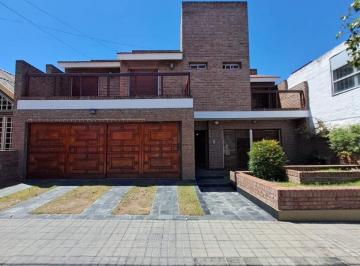 Casa · 372m² · 6 Ambientes · 3 Cocheras · Gran Casa en Venta - 3 Dorm., Distribucion Excelente, Cochera, Patio! Apto Credito!