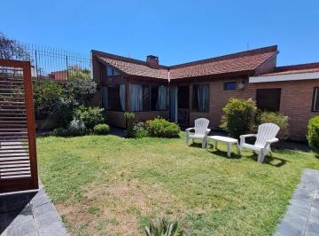 Casa · 372m² · 6 Ambientes · 3 Cocheras · Gran Casa en Venta - 3 Dorm., Distribucion Excelente, Cochera, Patio! Apto Credito!