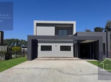 Casa · 138m² · 4 Ambientes · 2 Cocheras · Casa en Venta en Barrio Privado San Ramon, Pilar del Este