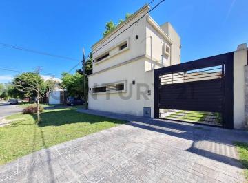 Casa · 104m² · 3 Ambientes · 2 Cocheras · Casa en Venta de 2 Dorm. y Cochera en La Plata