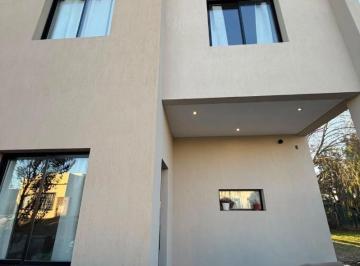 Casa · 140m² · 4 Ambientes · 2 Cocheras · Venta Casa a Estrenar B° Federico I
