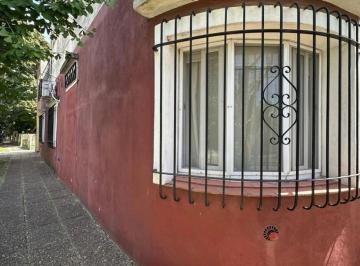Casa · 100m² · 4 Ambientes · 1 Cochera · Casa en Esquina con Patio y Cochera
