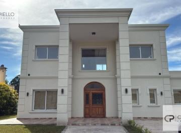 Casa · 219m² · 4 Dormitorios · Importante Propiedad a Terminar en El Barrio Privado Valdevez Apto Financiación
