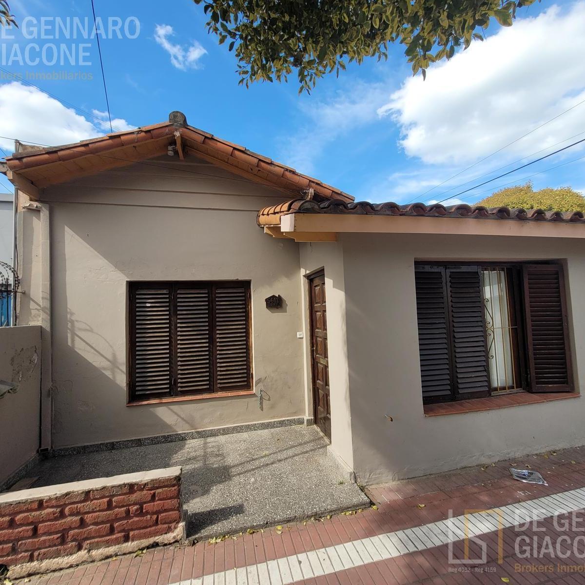 Casa en esquina para reciclar, 105m² cubiertos, 3 dorm, 2 baños, Alberti y Perú