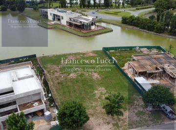 Terreno · 1229m² · Terreno en Venta Lote Central con Fondo a La Laguna en El Barrio Cerrado Terravista