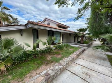 Casa de 6 ambientes, Ciudad de Mendoza · Alquiler Dalvian, 5 Dorm, 4 Baños, Jardín, Piscina, 4 Cocheras
