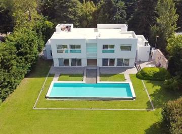 Casa · 315m² · 5 Ambientes · 4 Cocheras · Venta de Casa, 5 Ambientes, Miralalgos 1 - Lote 109