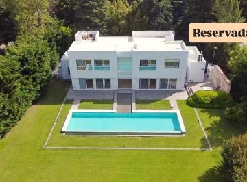 Casa · 315m² · 5 Ambientes · 4 Cocheras · Venta de Casa, 5 Ambientes, Miralalgos 1 - Lote 109
