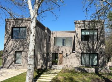 Casa · 300m² · 6 Ambientes · 2 Cocheras · Venta de Espléndida Quinta en Areco!