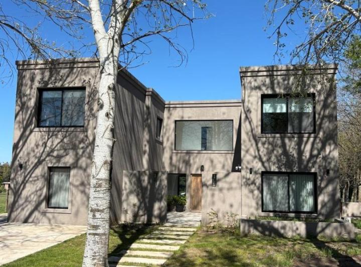 Casa · 300m² · 6 Ambientes · 2 Cocheras
