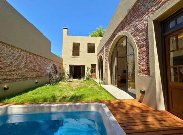 Casa · 203m² · 3 Ambientes · 1 Cochera · Casa en Lourdes