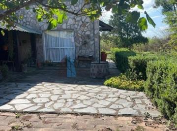 Quinta vacacional · 1m² · 5 Ambientes · Casa Quinta en Venta con Quincho y Amplio Jardin - Alto de Taruca Pampa