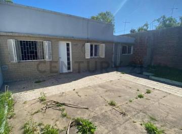 Casa · 180m² · 3 Ambientes · 1 Cochera · Venta de Casa a Refaccionar de 3 Ambientes en Calle 28 Entre Las Calles 78 y 79.