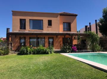 Casa · 220m² · 5 Ambientes · 4 Cocheras · Alquiler Excelente Casa a La Laguna en San Benito Enero Temporario Pileta