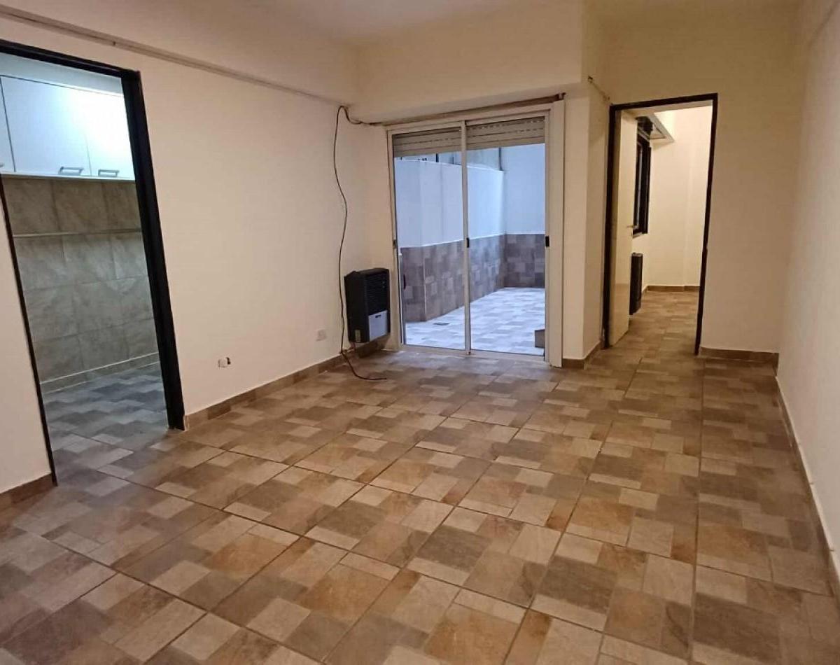Departamento reciclado con patio en zona céntrica