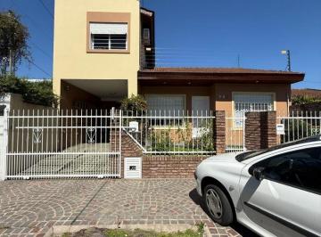 Casa · 150m² · 5 Ambientes · 1 Cochera · Casa 5 Amb Cochera Pileta y Quincho