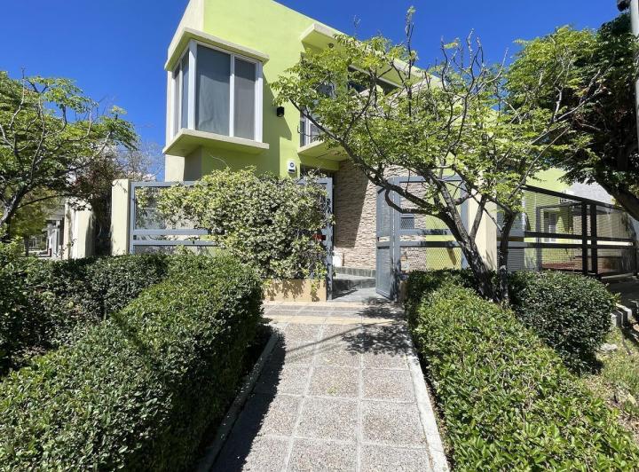 Casa · 297m² · 4 Ambientes · 1 Cochera
