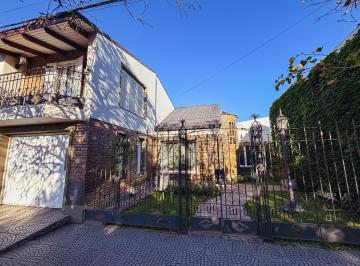 Casa · 208m² · 5 Ambientes · 1 Cochera · Propiedad de Calidad con 3 Habitaciones y Pileta