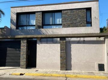 Casa · 235m² · 6 Ambientes · 3 Cocheras · Venta Casa 5 Ambientes Lomas de Zamora + Pileta Jardín Garage