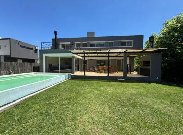 Casa · 160m² · 5 Ambientes · 4 Cocheras · Casa en Venta Barrio Los Pilares en Pilar con Pileta