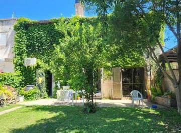 Casa · 200m² · 6 Ambientes · 2 Cocheras · Casa a La Venta en Calle Newbery (Zona Aeropuerto)