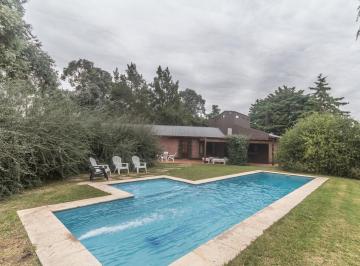 Casa · 139m² · 4 Ambientes · Casa 4 Ambientes en Venta con Piscina, Quincho con Parrilla y Galería| La Plata.